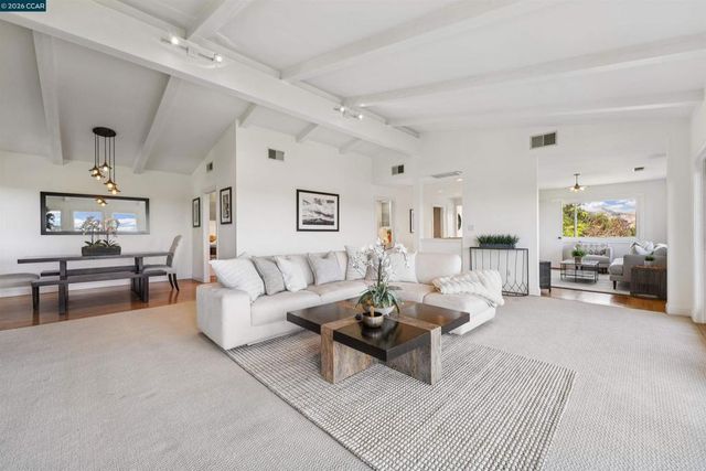210 Courtney Ln, Orinda, CA 94563