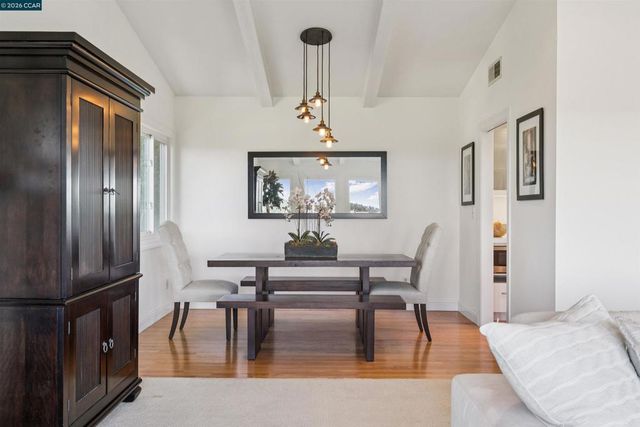 210 Courtney Ln, Orinda, CA 94563
