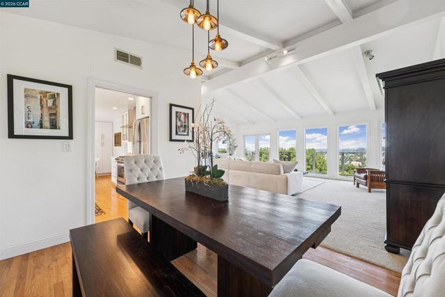 210 Courtney Ln, Orinda, CA 94563