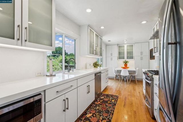 210 Courtney Ln, Orinda, CA 94563