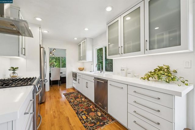 210 Courtney Ln, Orinda, CA 94563