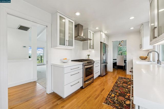 210 Courtney Ln, Orinda, CA 94563