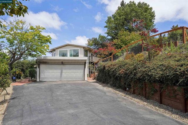 210 Courtney Ln, Orinda, CA 94563