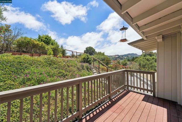 210 Courtney Ln, Orinda, CA 94563