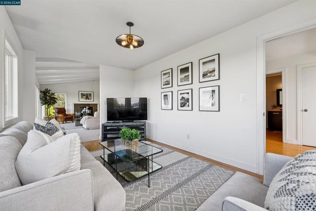 210 Courtney Ln, Orinda, CA 94563