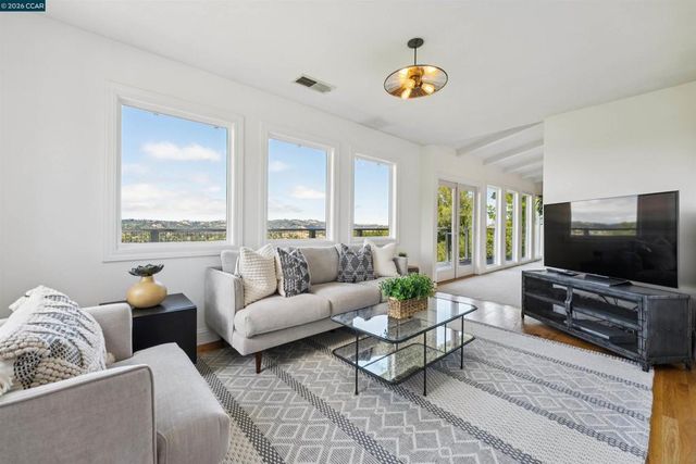 210 Courtney Ln, Orinda, CA 94563