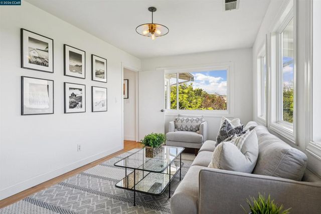 210 Courtney Ln, Orinda, CA 94563