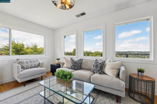 210 Courtney Ln, Orinda, CA 94563