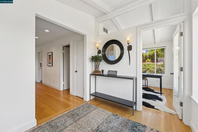 210 Courtney Ln, Orinda, CA 94563