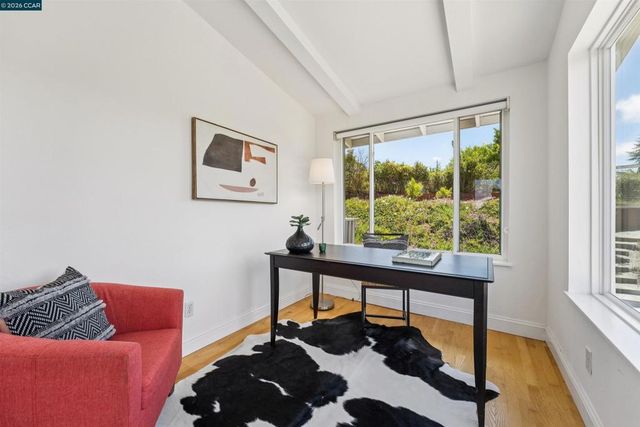 210 Courtney Ln, Orinda, CA 94563