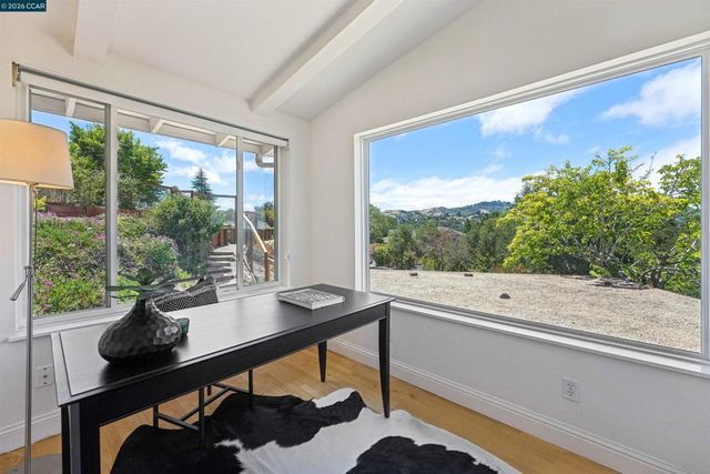 210 Courtney Ln, Orinda, CA 94563