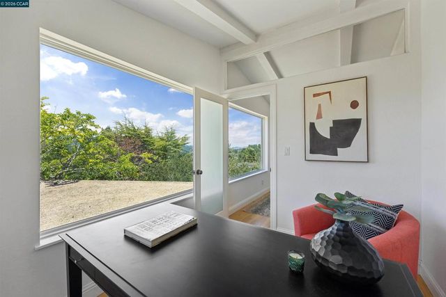 210 Courtney Ln, Orinda, CA 94563