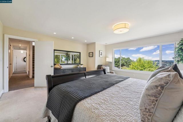 210 Courtney Ln, Orinda, CA 94563