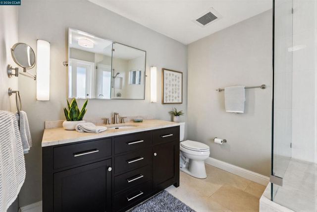 210 Courtney Ln, Orinda, CA 94563