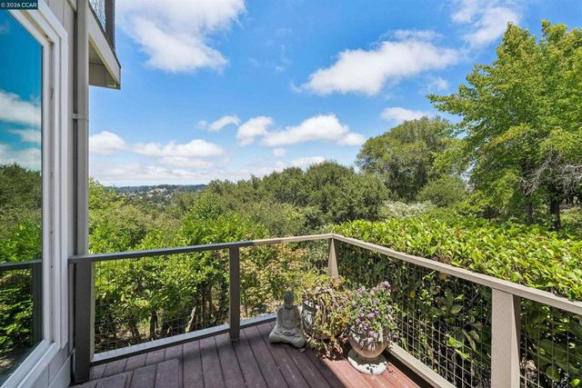 210 Courtney Ln, Orinda, CA 94563