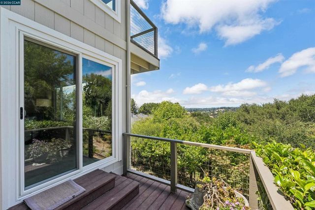 210 Courtney Ln, Orinda, CA 94563