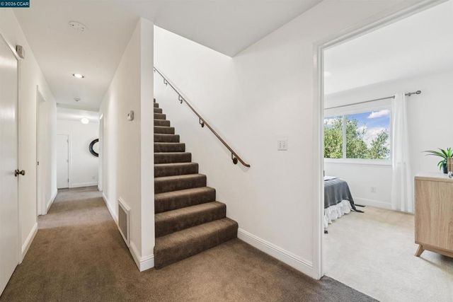 210 Courtney Ln, Orinda, CA 94563
