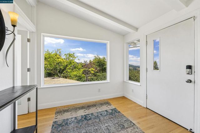 210 Courtney Ln, Orinda, CA 94563