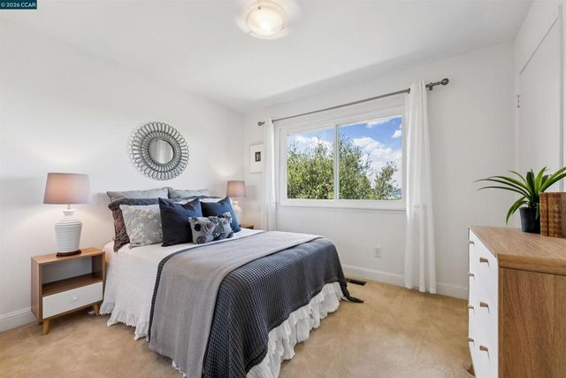 210 Courtney Ln, Orinda, CA 94563