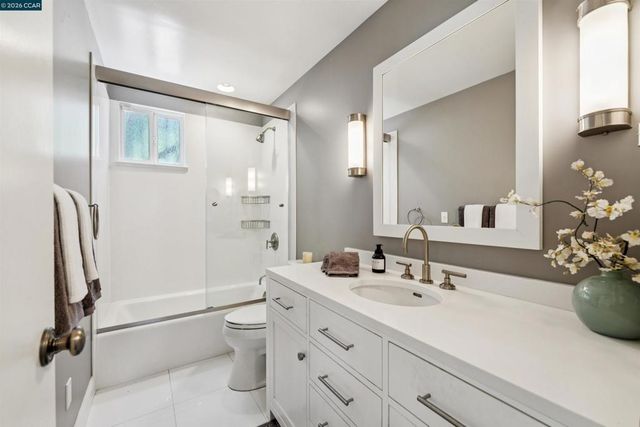 210 Courtney Ln, Orinda, CA 94563