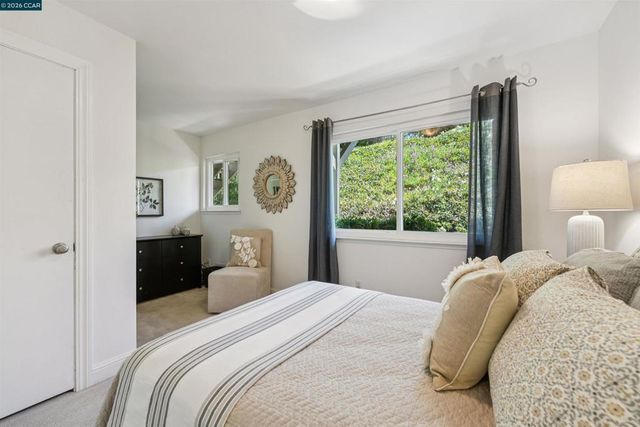 210 Courtney Ln, Orinda, CA 94563