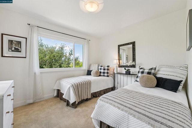 210 Courtney Ln, Orinda, CA 94563