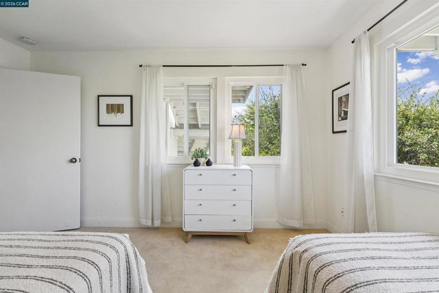 210 Courtney Ln, Orinda, CA 94563