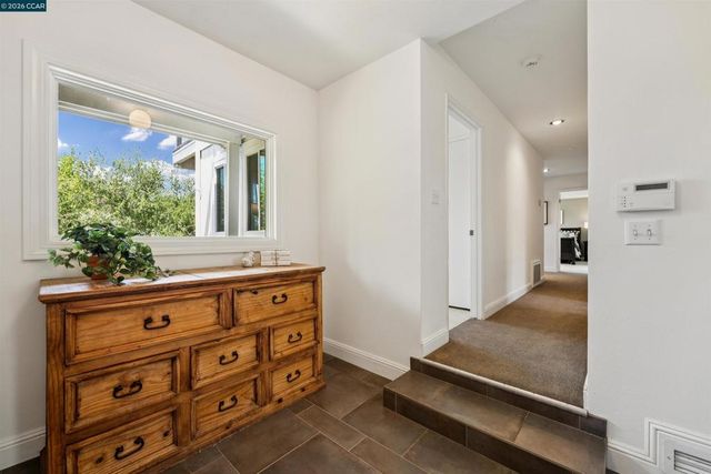 210 Courtney Ln, Orinda, CA 94563