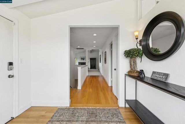 210 Courtney Ln, Orinda, CA 94563