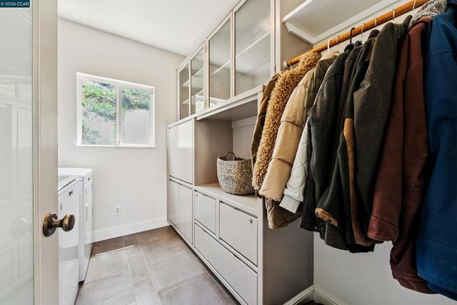 210 Courtney Ln, Orinda, CA 94563