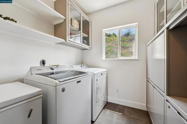 210 Courtney Ln, Orinda, CA 94563