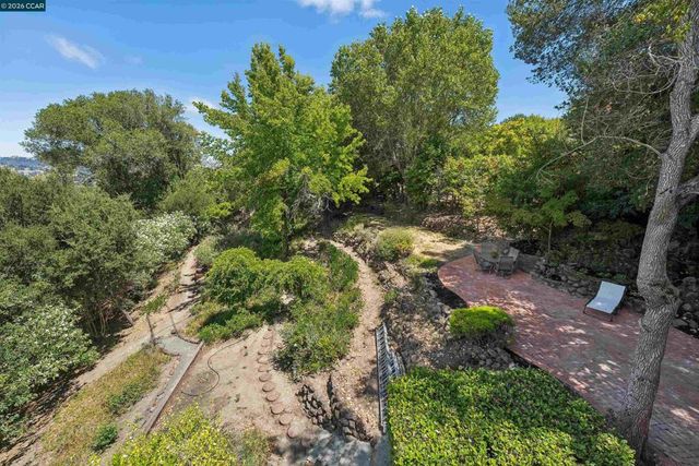 210 Courtney Ln, Orinda, CA 94563