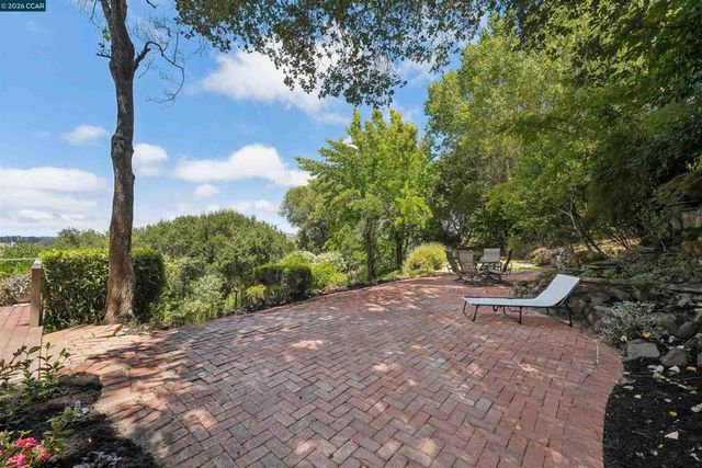 210 Courtney Ln, Orinda, CA 94563