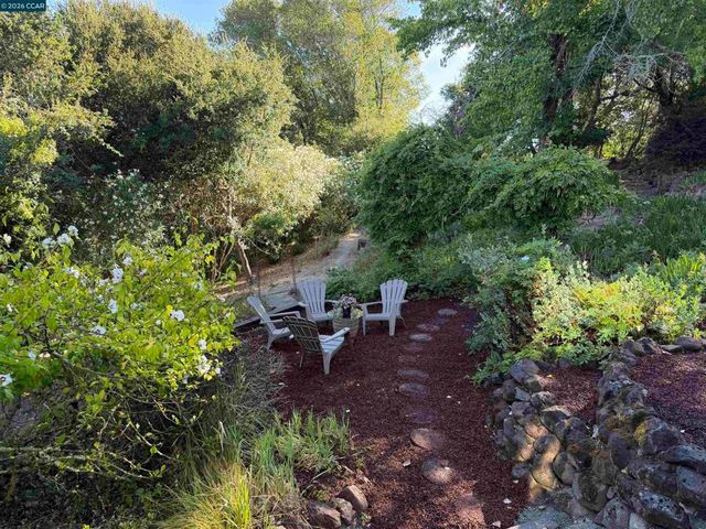 210 Courtney Ln, Orinda, CA 94563