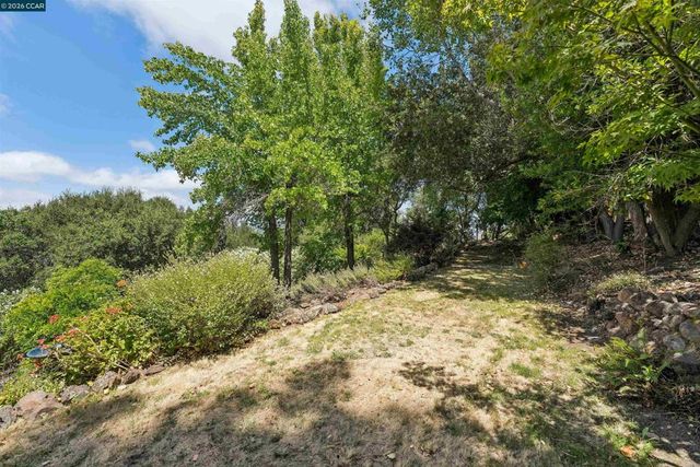 210 Courtney Ln, Orinda, CA 94563