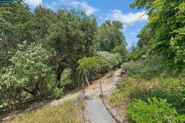 210 Courtney Ln, Orinda, CA 94563