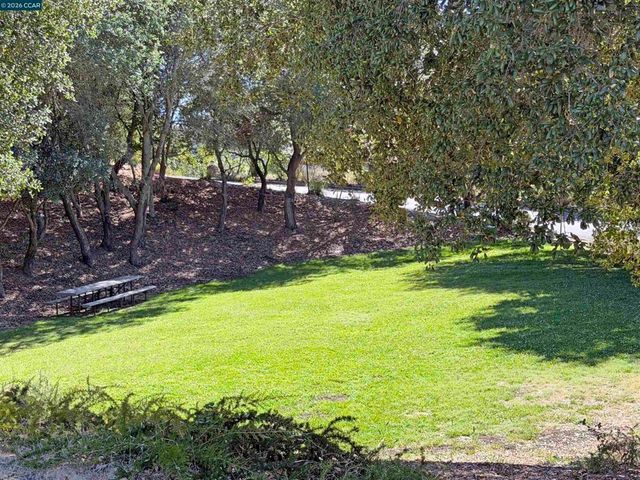 210 Courtney Ln, Orinda, CA 94563