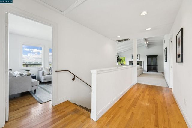 210 Courtney Ln, Orinda, CA 94563