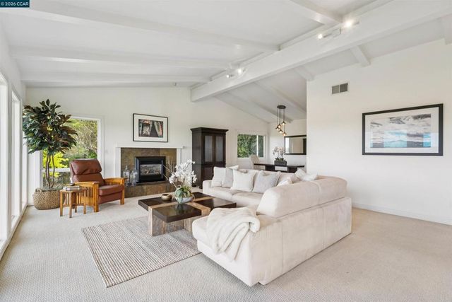 210 Courtney Ln, Orinda, CA 94563