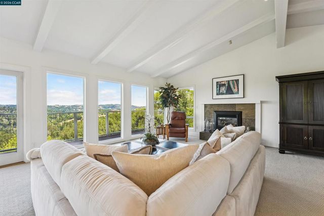210 Courtney Ln, Orinda, CA 94563