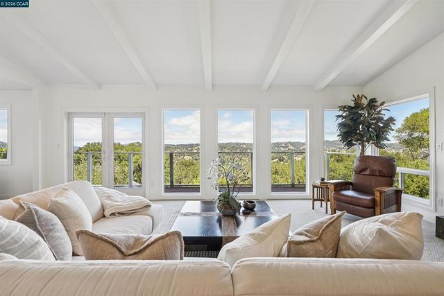210 Courtney Ln, Orinda, CA 94563