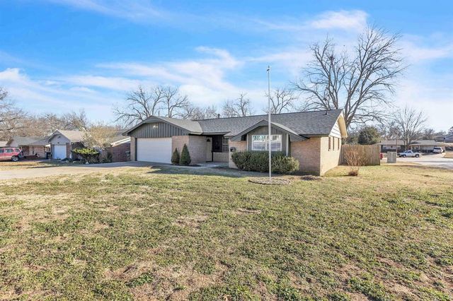 32 Comanche Drive, Shawnee, OK 74801