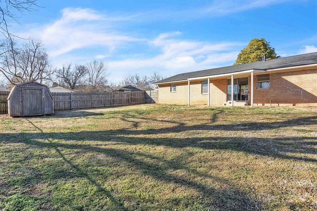 32 Comanche Drive, Shawnee, OK 74801
