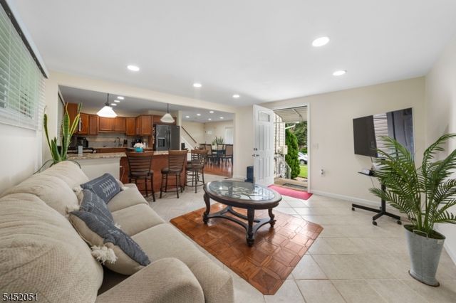 108 Independence Dr, Roselle Boro, NJ 07203