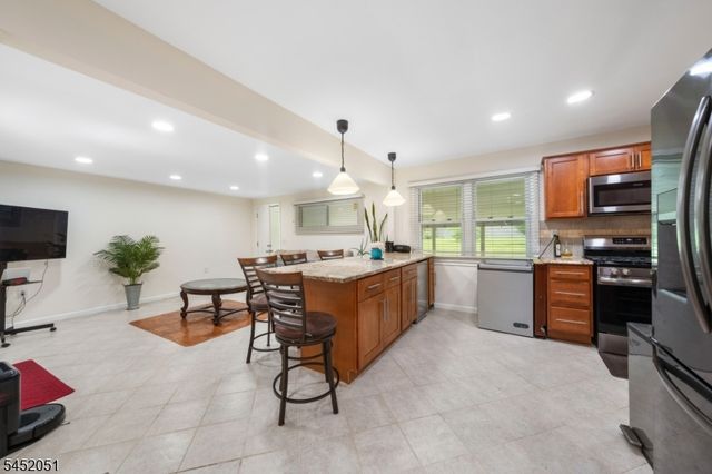 108 Independence Dr, Roselle Boro, NJ 07203