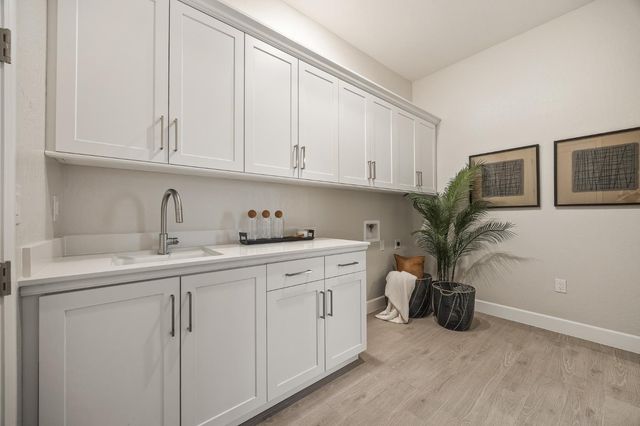 7271 W Ashcroft Avenue, Fresno, CA 93723