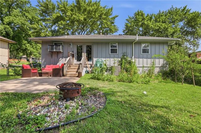 104 SW Gladstone Drive, Blue Springs, MO 64014