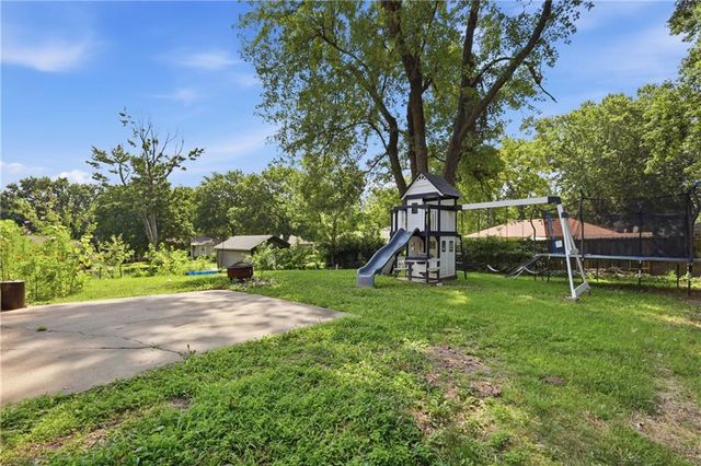 104 SW Gladstone Drive, Blue Springs, MO 64014