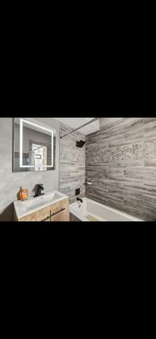231 E 59th Street 1, Chicago, IL 60637