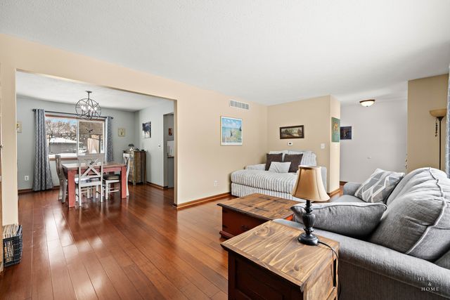 12715 Waltham Close, Roscoe, IL 61073